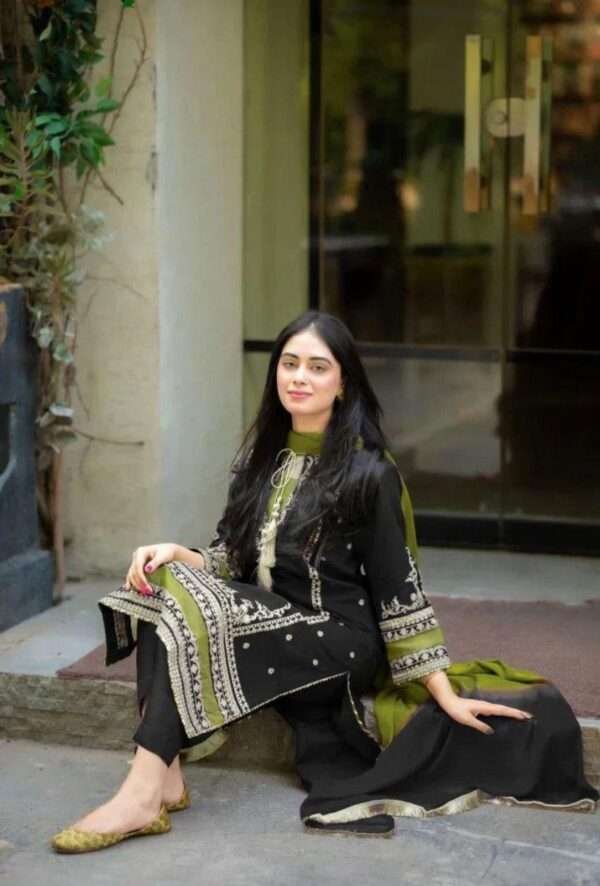 Omal by Komal Lawn OK-011 | Premium Embroidered Summer Collection in 2025 - Image 2